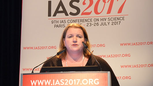 Katherine Gill en su presentación en la IAS 2017. Foto: Roger Pebody, aidsmap.com